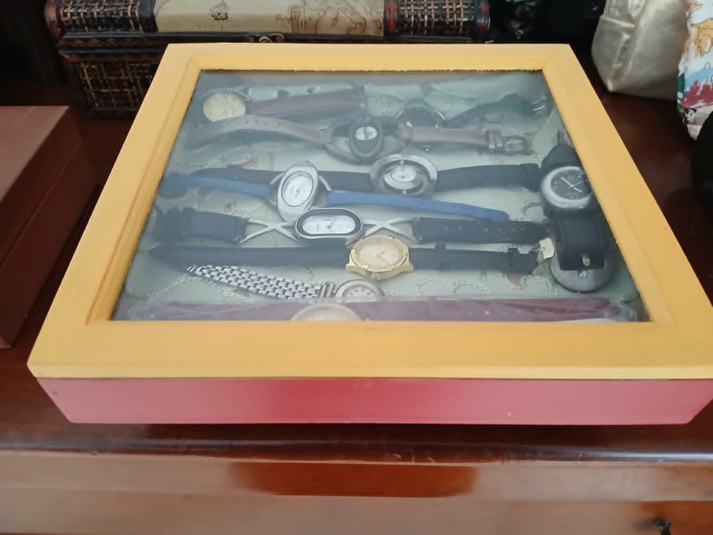  Lot dix montres + coffret bois vitr&eacute; de valeur N&deg;1346 Bijoux et montres