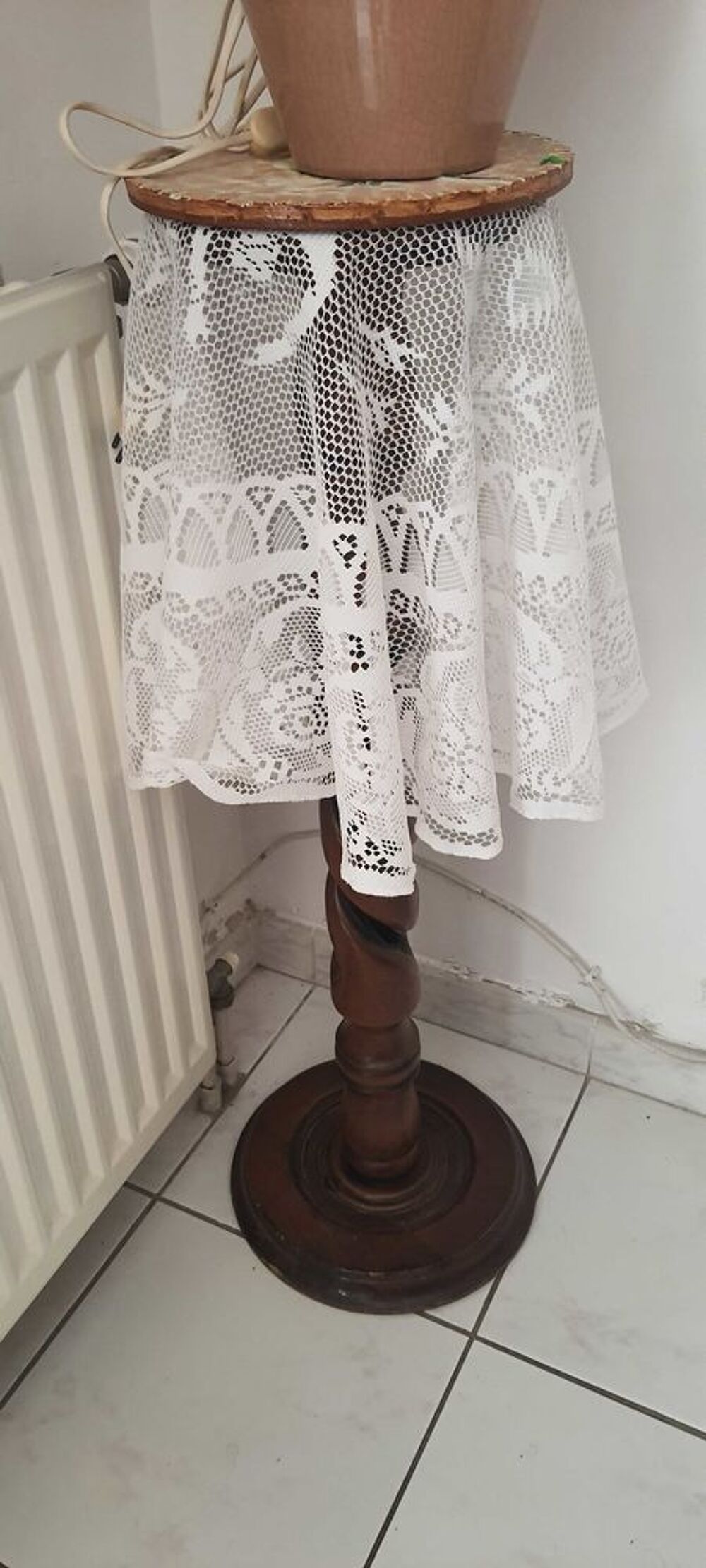 fauteuil et lampe Meubles