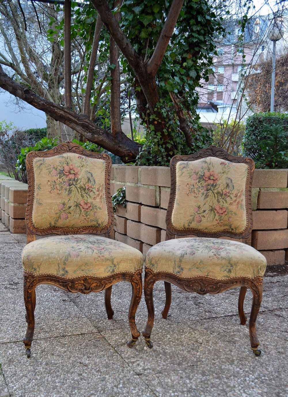 paire de chaises de style Louis XV en noyer massif Meubles