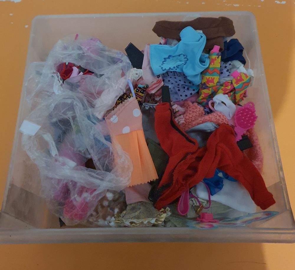 Lot poup&eacute;es et accessoires Jeux / jouets