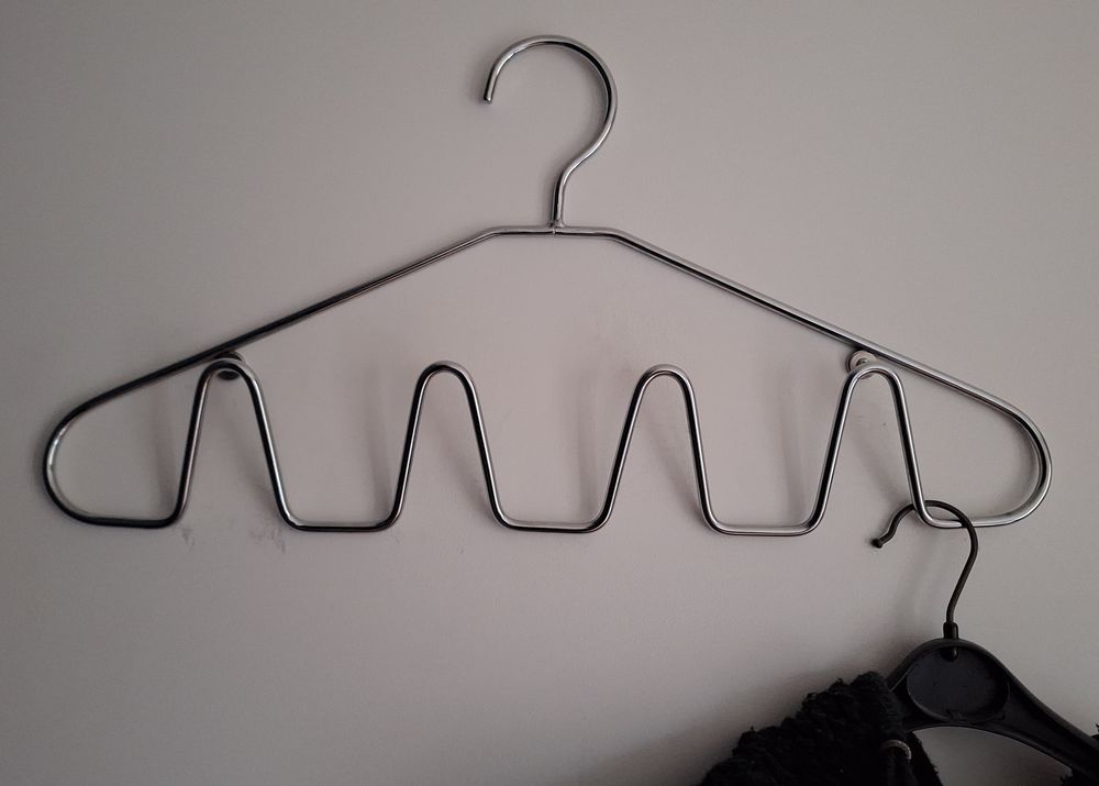 Pat&egrave;re murale en forme de cintre, en m&eacute;tal chrom&eacute; Décoration