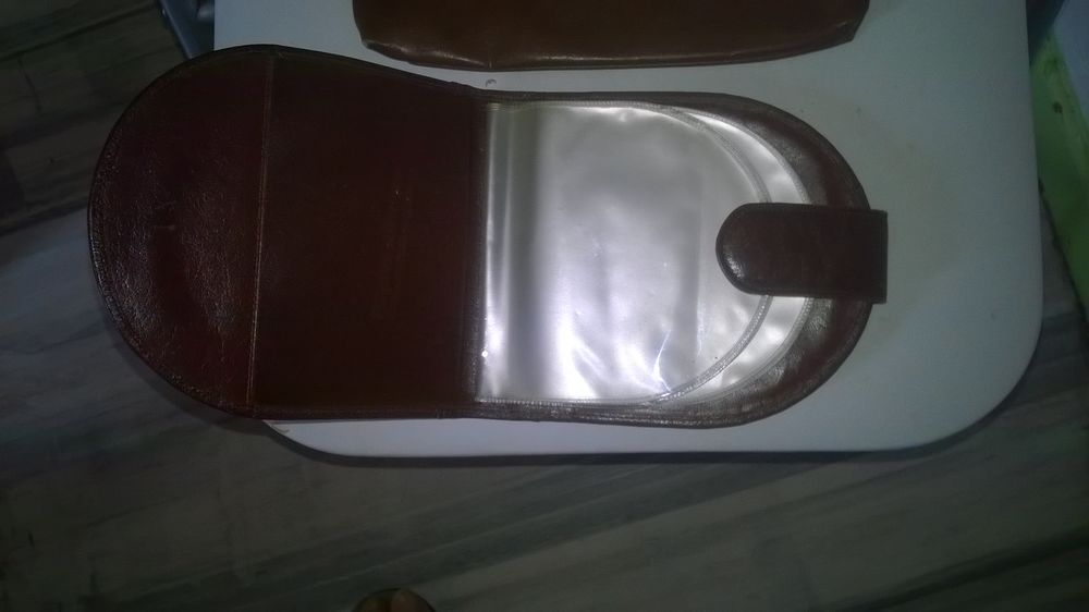 -Pochette cuir
3 emplacements pour carte ,papiers etc....
Maroquinerie