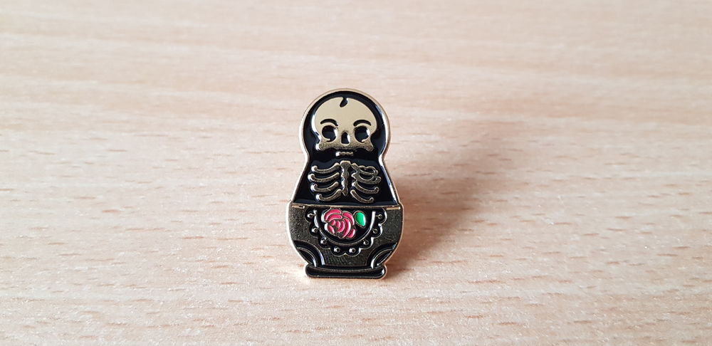 broche badge pins pin's
matriochka t&ecirc;te de mort squelette 
Bijoux et montres