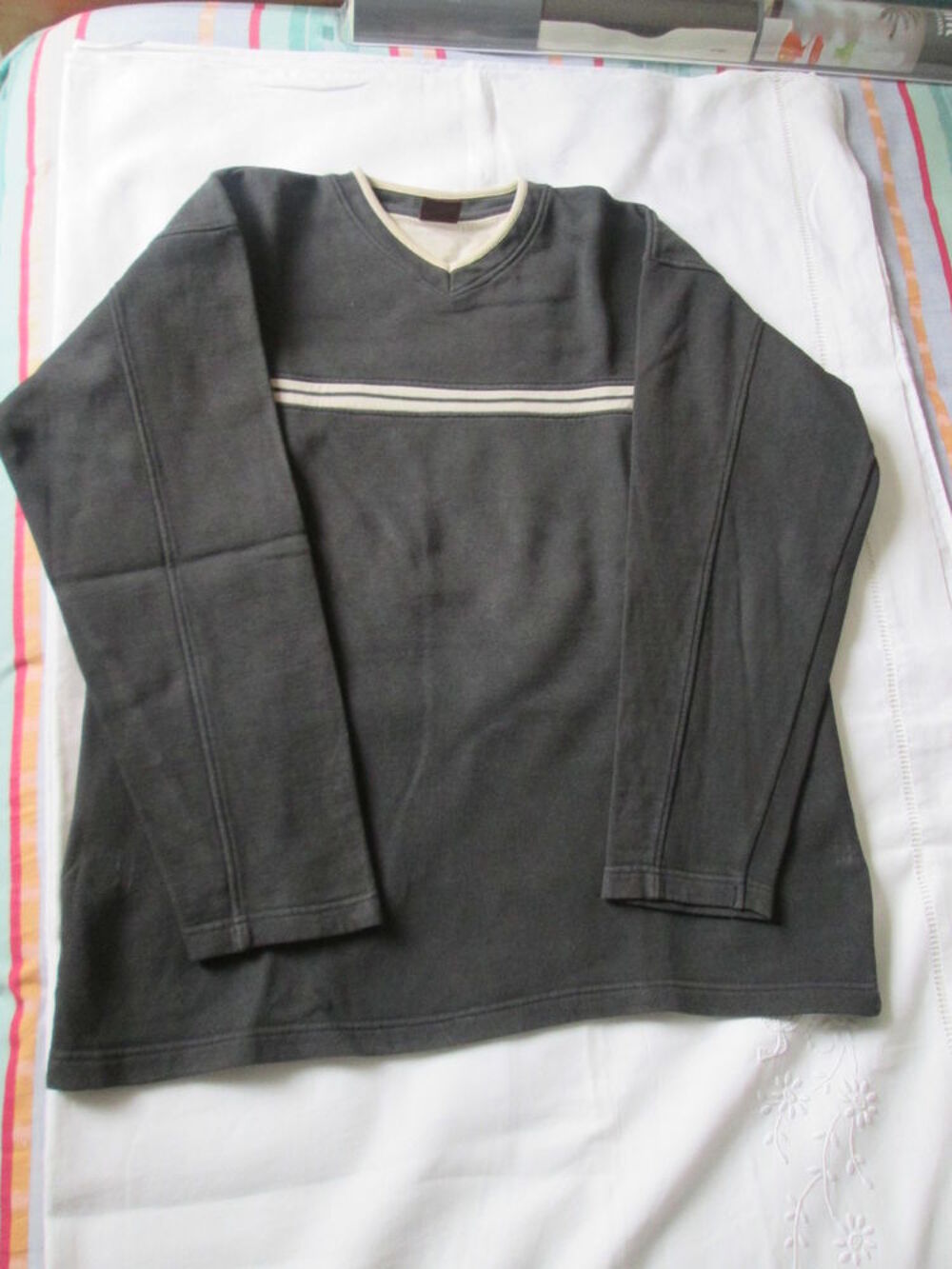 Pull homme col V taille M Vêtements
