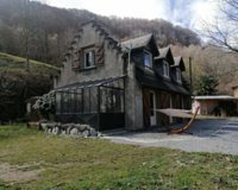   Maison en pleine montagne au dessus du village de Campan.  Midi-Pyrénées, Campan (65710)