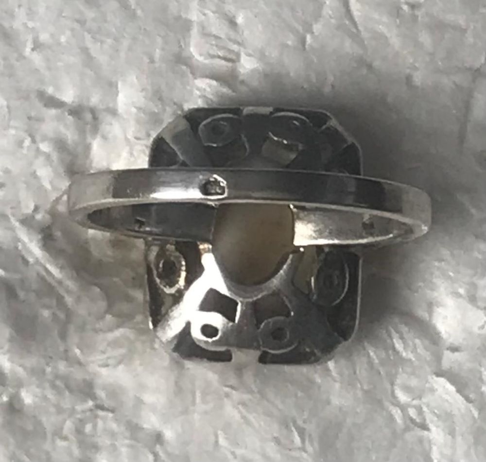 Bague ancienne en ARGENT cabochon en ivoire et marcassites Bijoux et montres