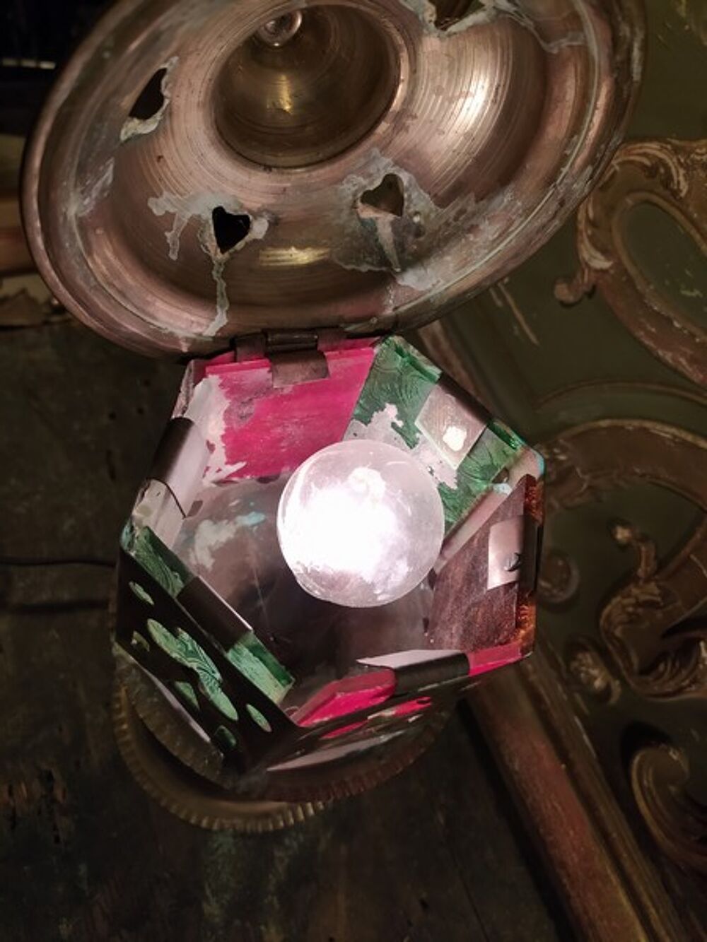 Petite Lampe Veilleuse Orientaliste Laiton Verre Vitrail. Décoration