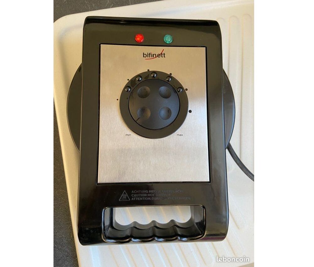 Gaufrier electrique 1200 Watts 5 gaufres forme de coeur 
Electrom�nager