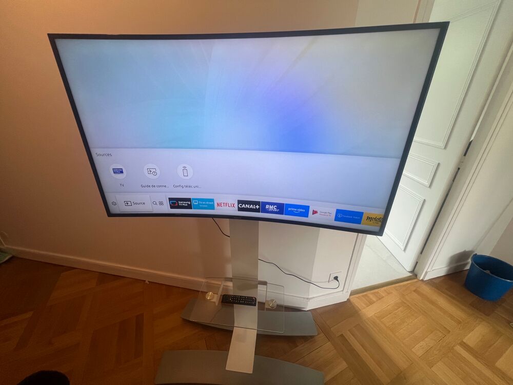&agrave; vendre - t&eacute;l&eacute;viseur Samsung incurv&eacute; avec meuble TV Erard blanc sur roulettes Photos/Video/TV