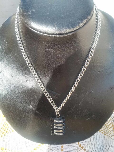 Collier Fantaisie avec Pendentif : Rglable en Longueur/Neuf 10 La Fert-Alais (91)