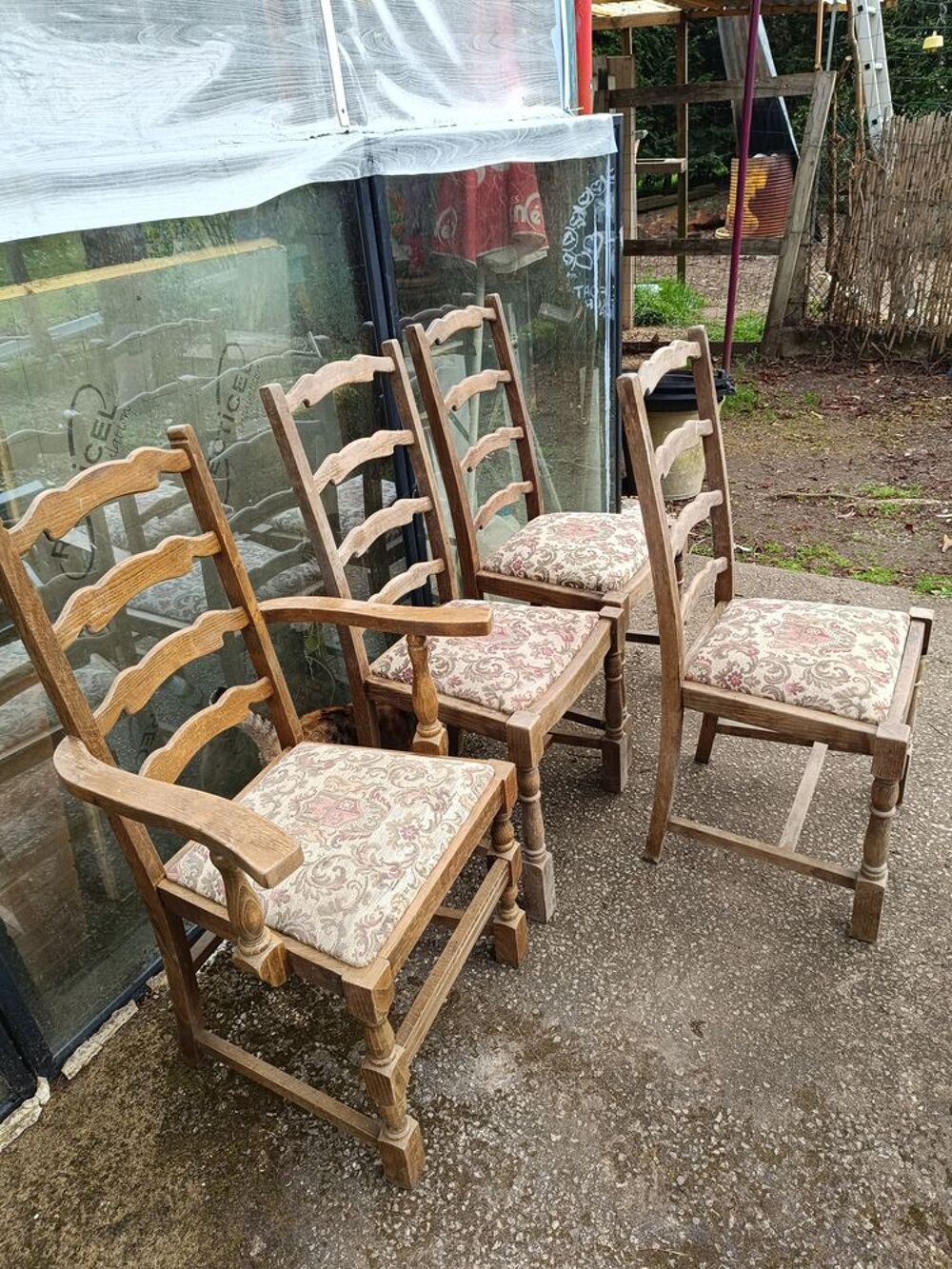 Chaises et fauteuil. Meubles
