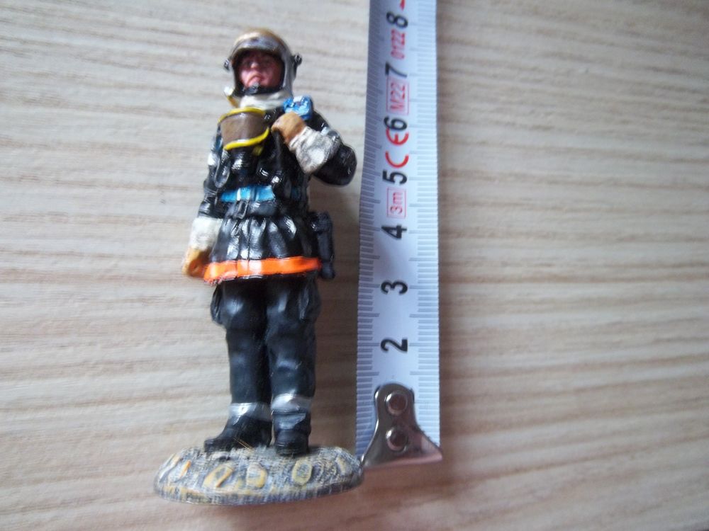 figurine plomb Sapeur Pompier tenue feu 2002 -116 grs 