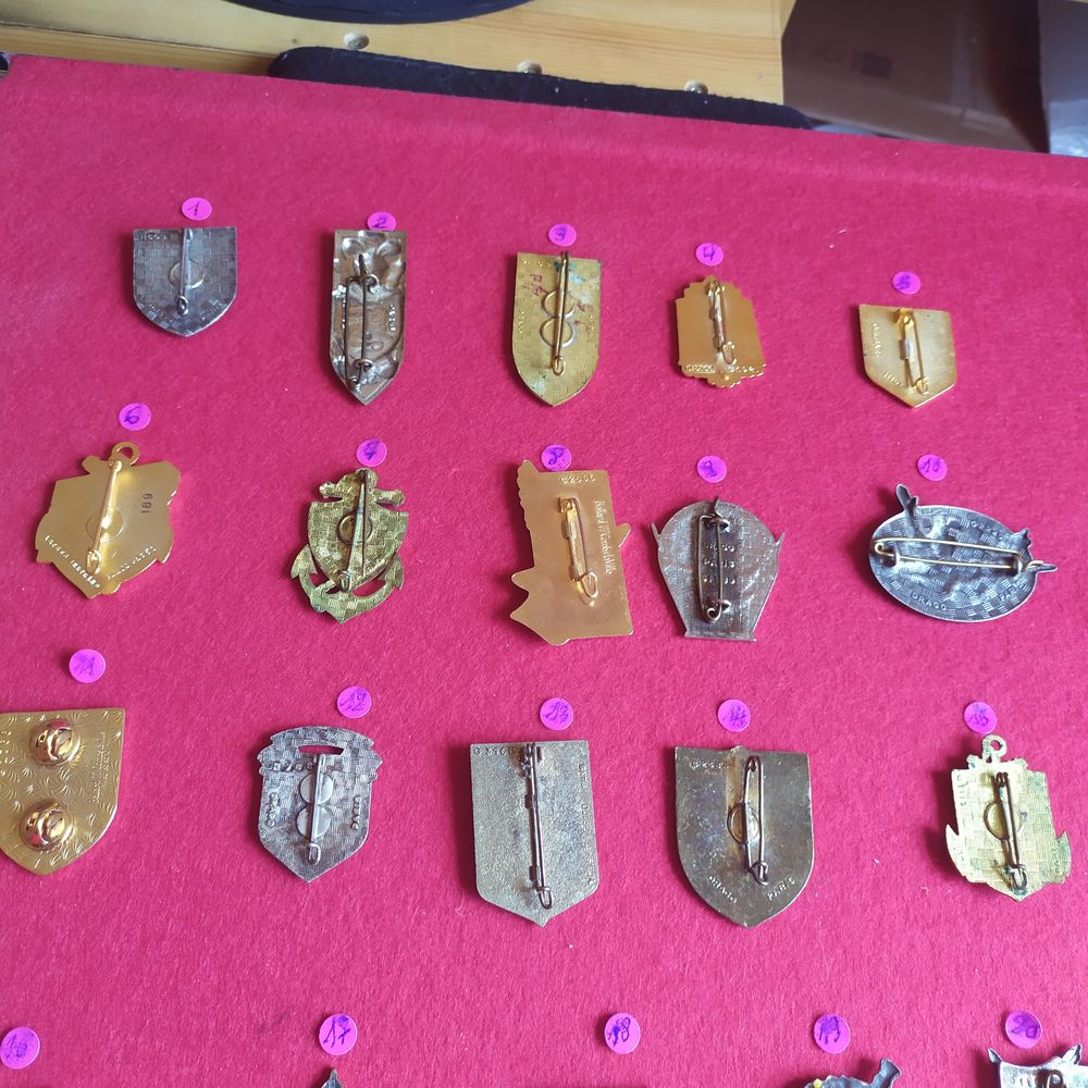 lot de 29 insignes militaires anciens avec attaches 
