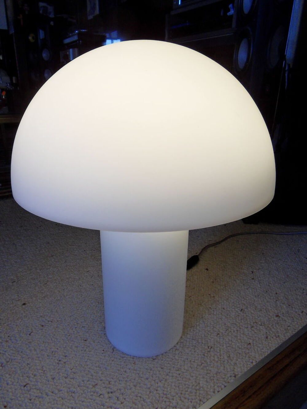 Lampe champignon en m&eacute;thacrylate blanc opale gtanit&eacute;
Décoration