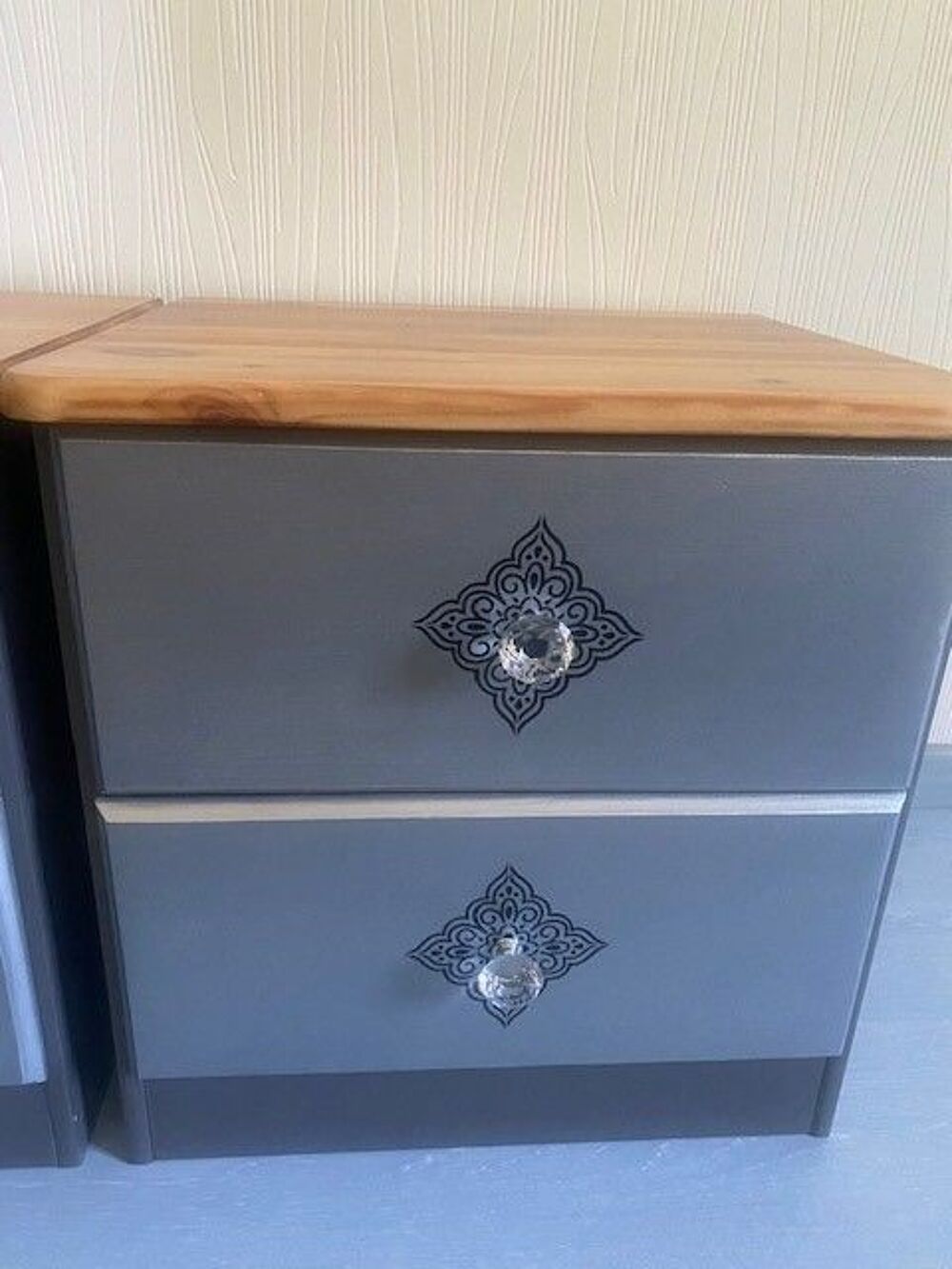 2 tables de nuit peintes en gris / gris metalis&eacute;
Meubles