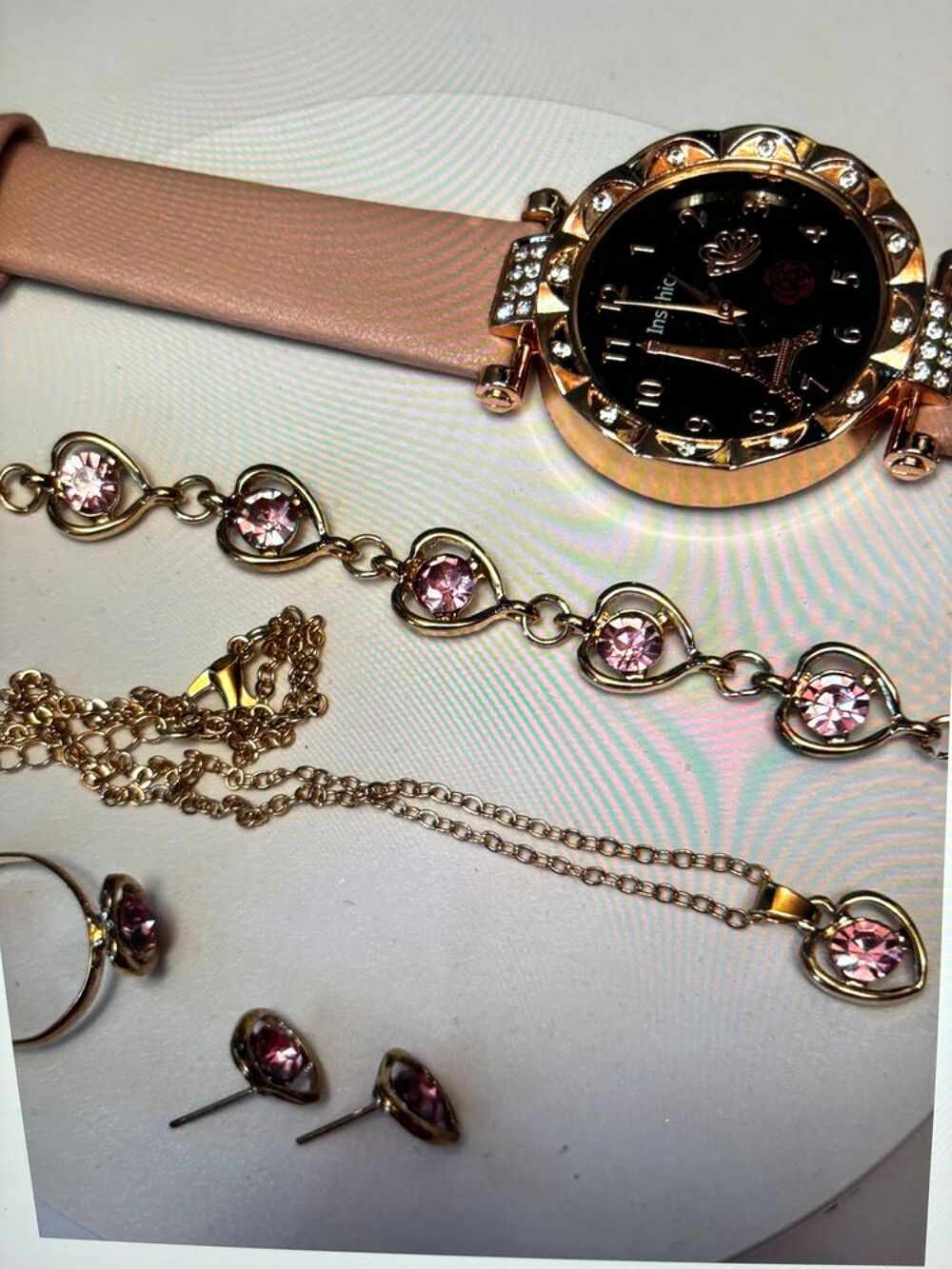 Montre bracelet rose et sa monture.
Bijoux et montres