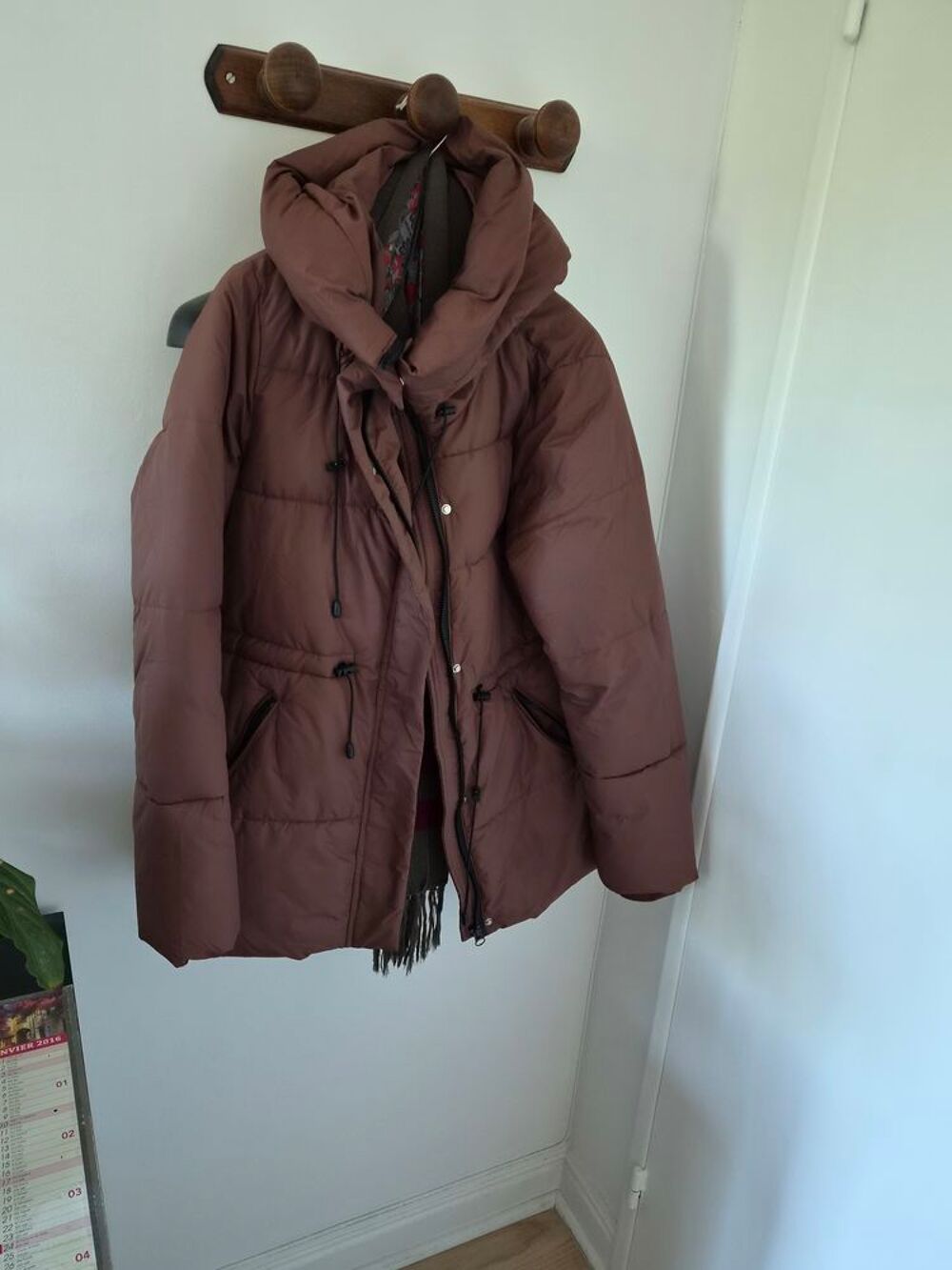 Veste noire sans capuche matelassee 44
Doudoune marron neuv
Vêtements