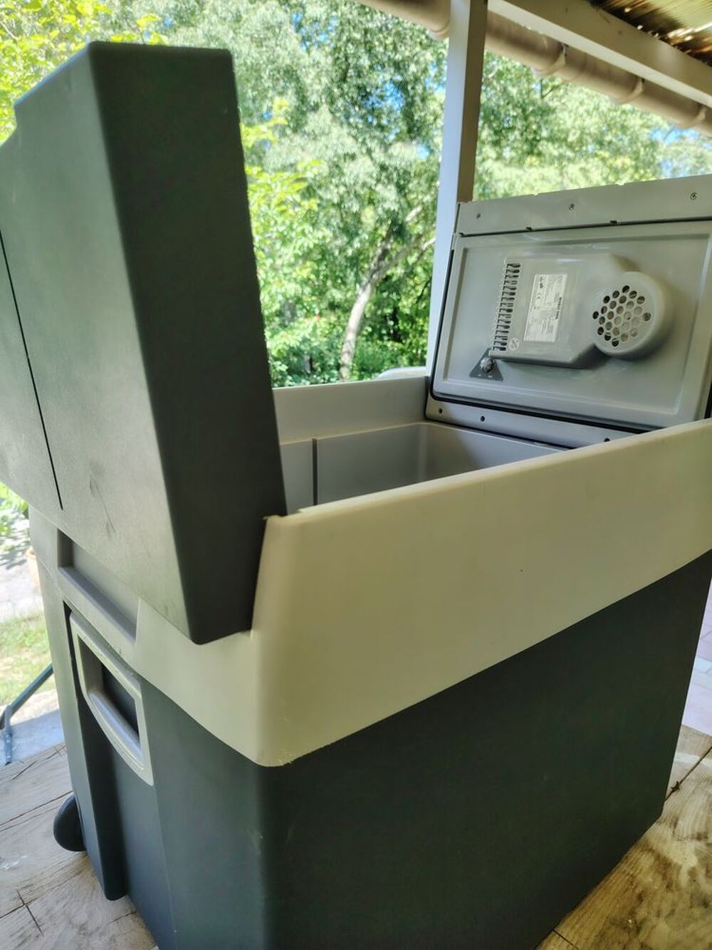 Glaci&egrave;re portable &agrave; roulettes gris et blanc Electroménager