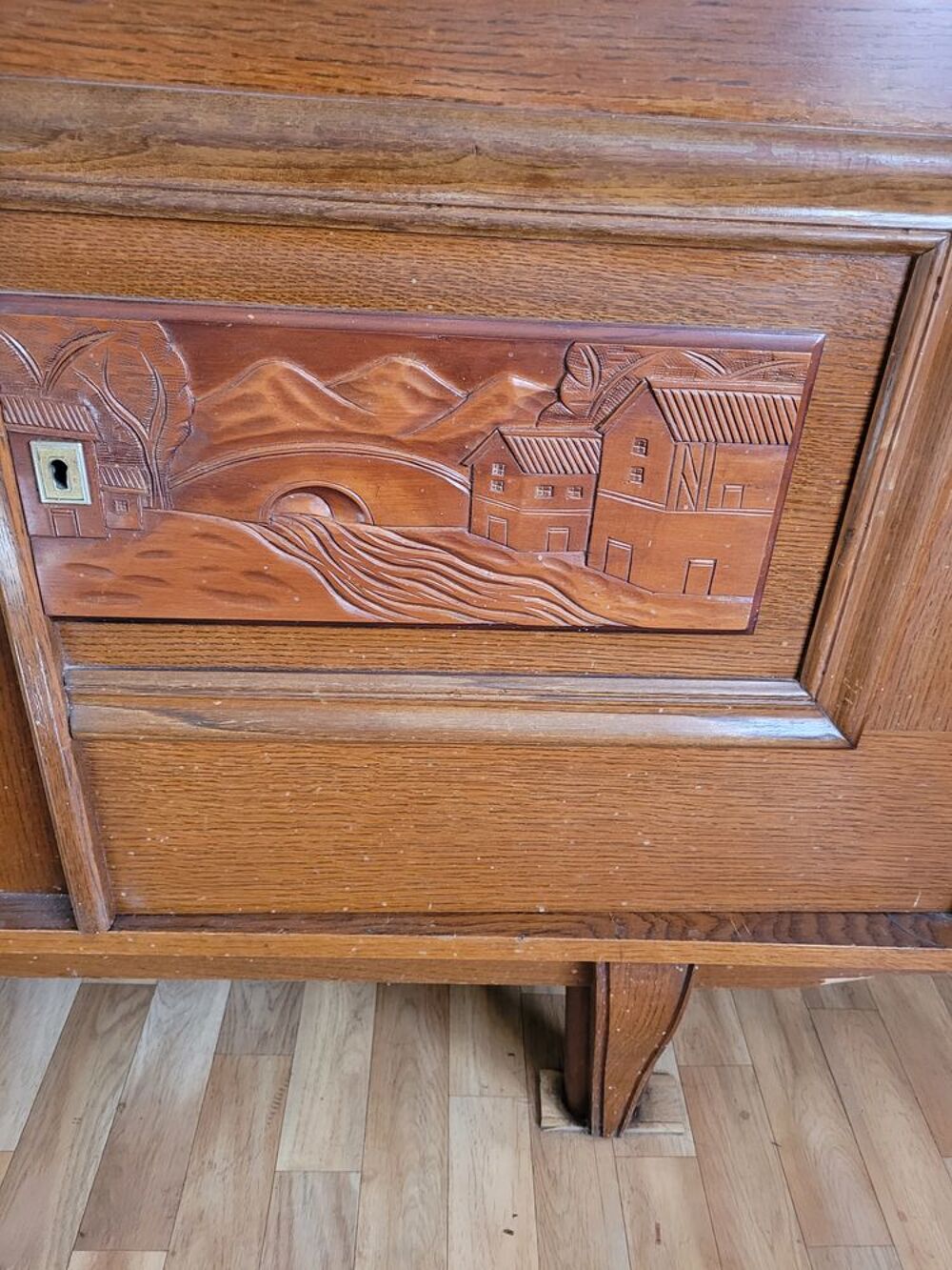 Buffet en bois sculpt&eacute; avec vitrines Meubles