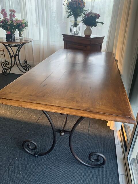 Table bois pieds en fer forg� 1 m 80 de long 
Bon etat 120 Onzain (41)