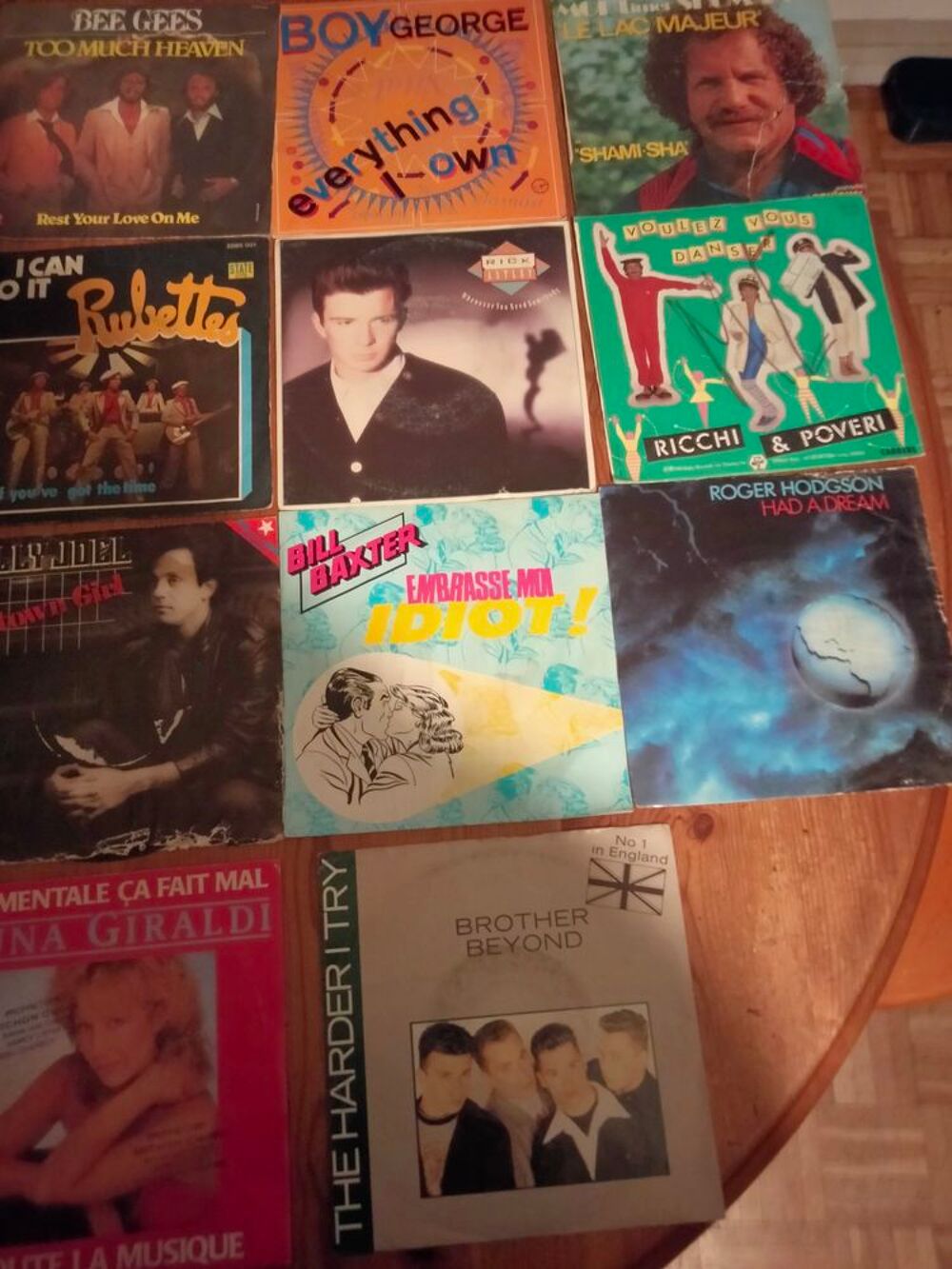 Lot de plus de 2.300 vinyles 45 tours artistes vari&eacute;s CD et vinyles