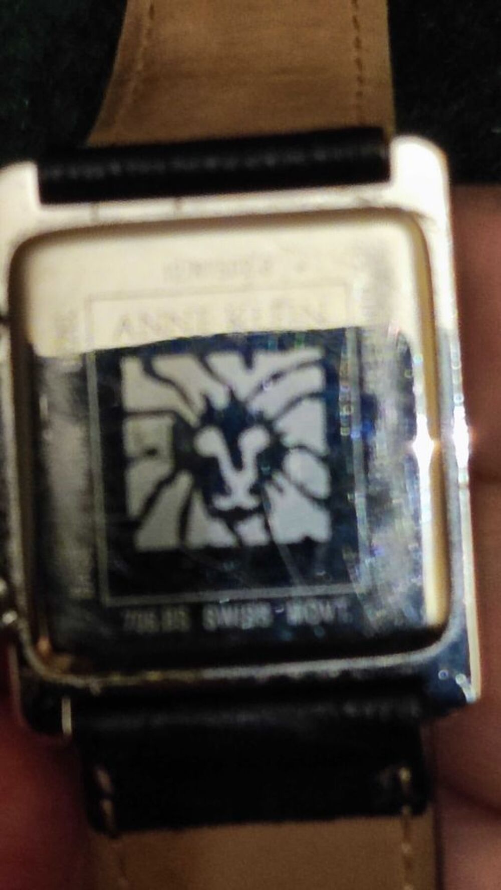 Montre vintage d'Anne Klein avec deux minuscules diamants sur chaque c&ocirc;t&eacute; du cadran, mouvement suisse, bo&icirc;tier acier. Bijoux et montres