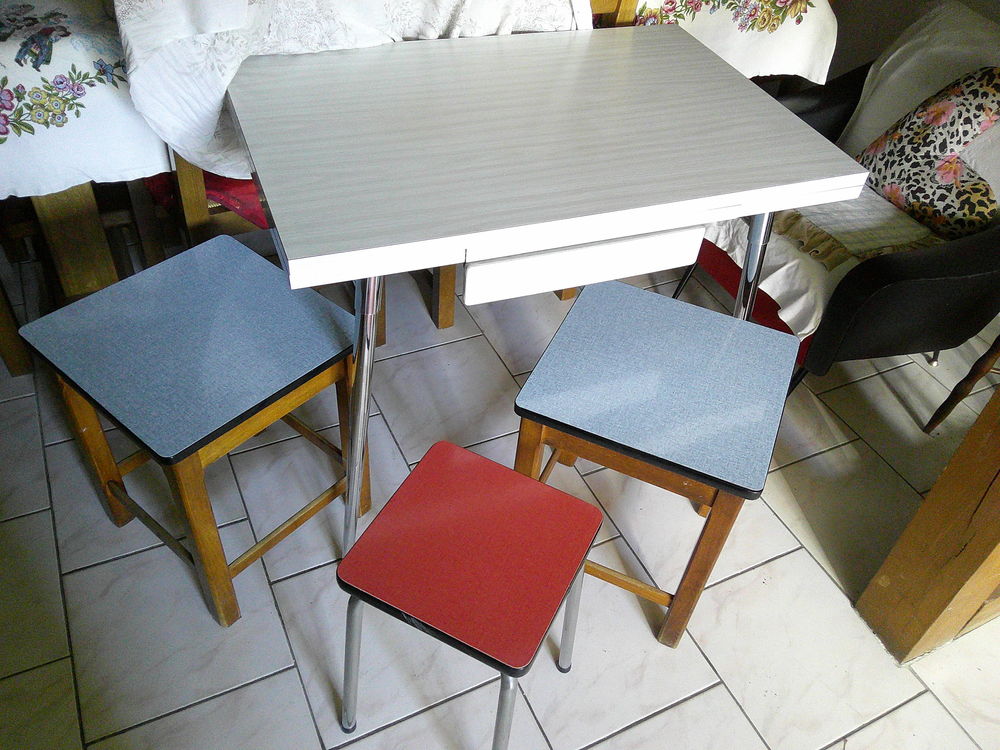 chaises et table en formica Meubles