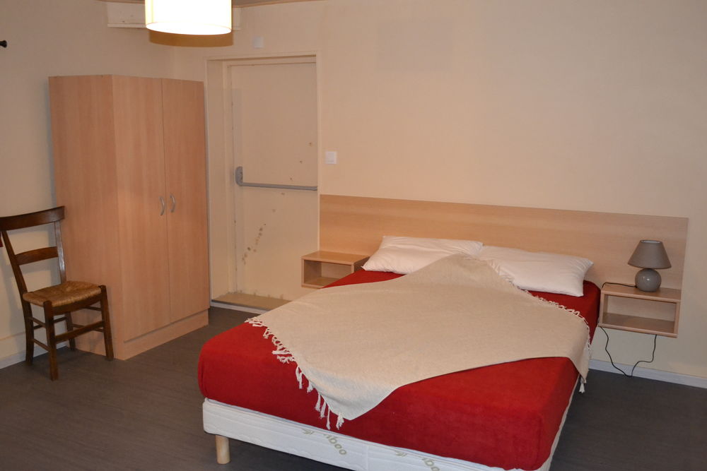 Location Chambre CHAMBRE MEUBLEE avec WC salle de bain + accès cuisine Trambly
