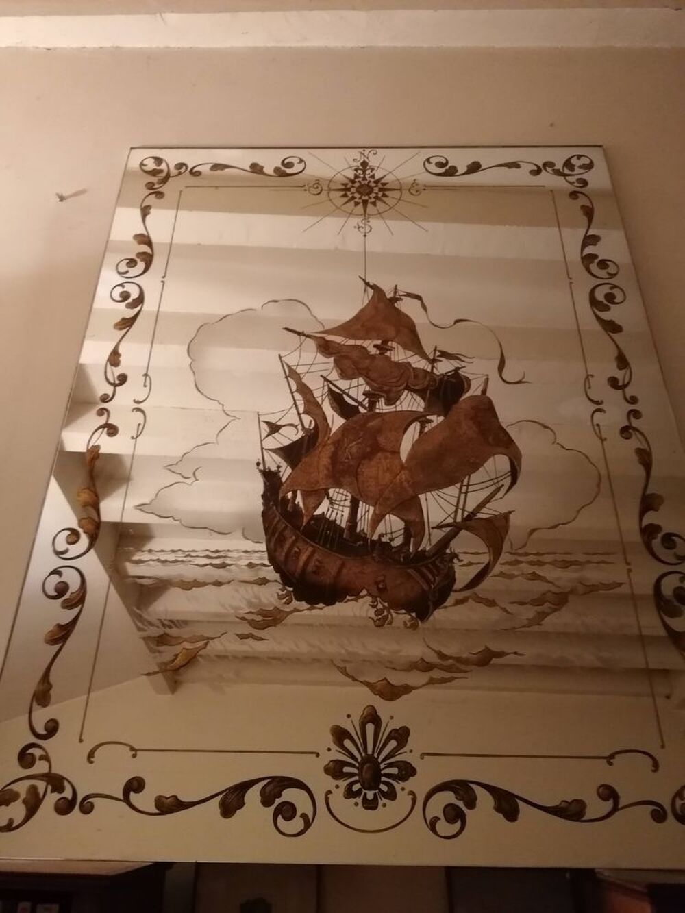 Grand miroir eglomise, d&eacute;cor caravelle.
D�coration