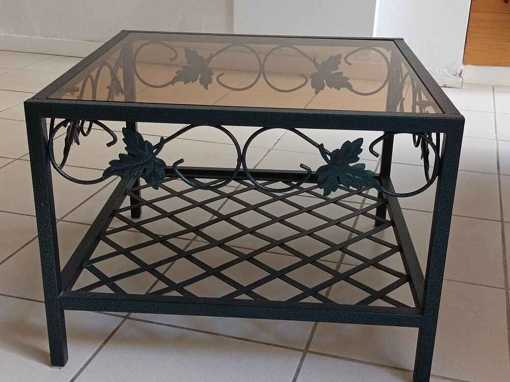 Table basse carr&eacute;e en m&eacute;tal dessus verre Meubles