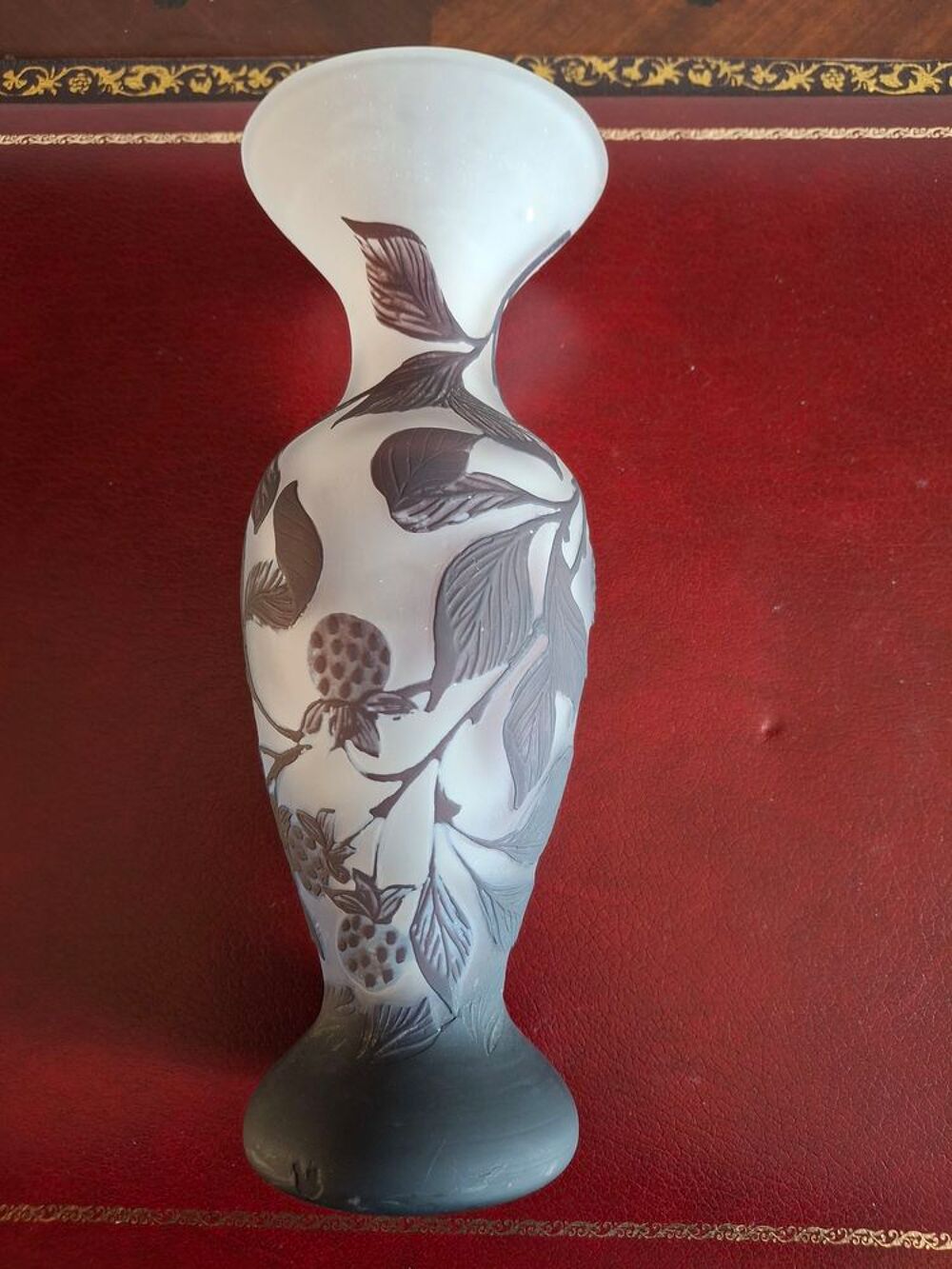 Vase en verre multicouches d&eacute;gag&eacute; &agrave; l'acide, sign&eacute;, h 25 cm Décoration