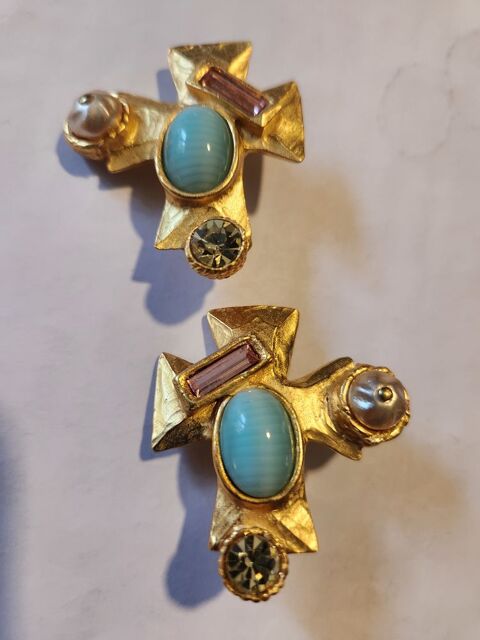 BO Clip croix dorée DG cabochon bleu/ perle/strass C.LACROIX 235 Vigneux-sur-Seine (91)