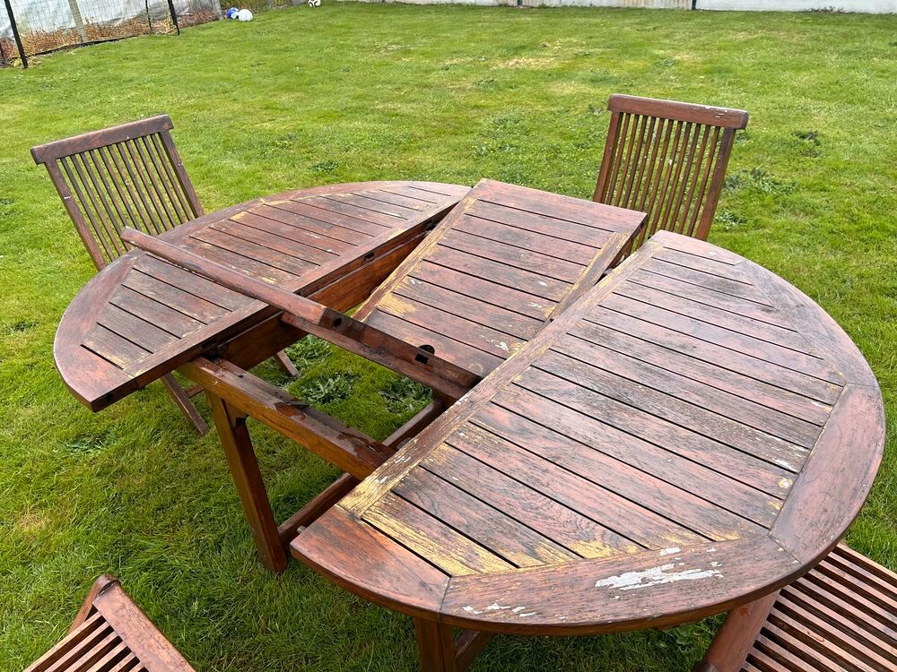 Table en TECK avec 4 chaises. Bois en parfait &eacute;tat Jardin