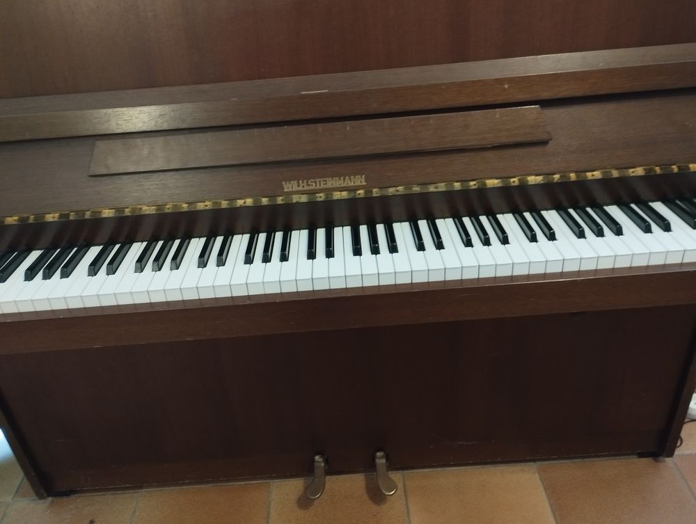 Piano droit d'&eacute;tudes. Instruments de musique