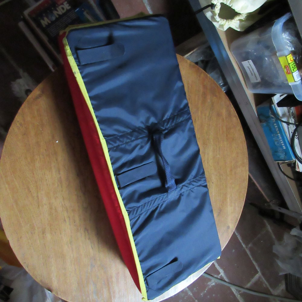 Lit de voyage b&eacute;b&eacute; pliable.
Matelas fourni avec. Mobilier enfants