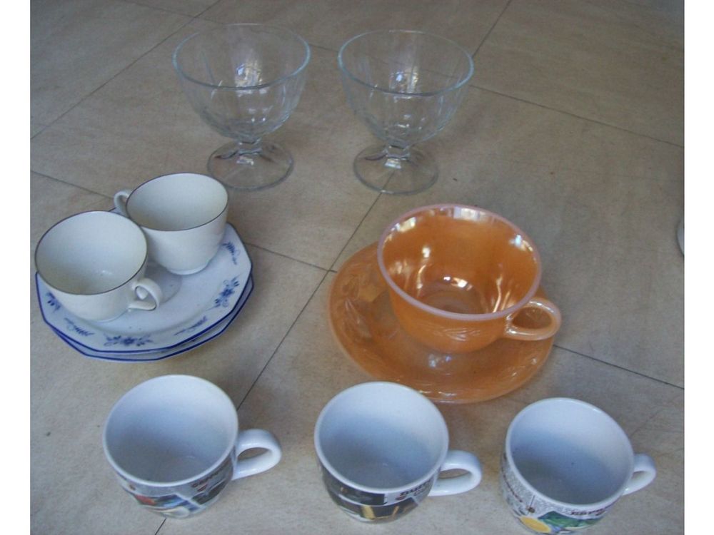 cafeti&egrave;re &eacute;lectrique + tasses + coupes glace Electroménager