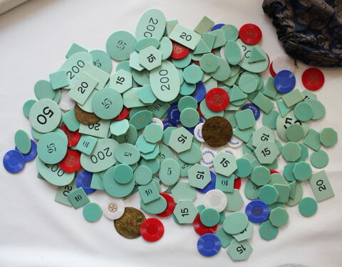 Jetons de poker ou casino
975 grs
bak�lite et plastique 20 Issy-les-Moulineaux (92)