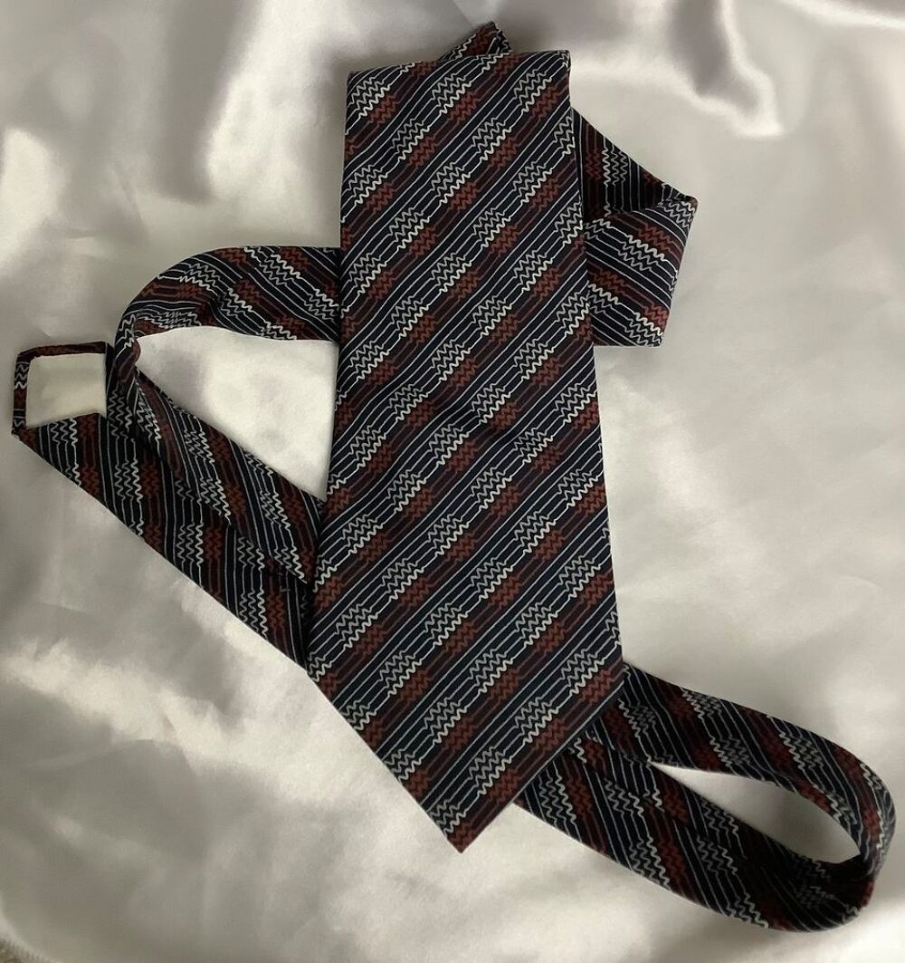 Cravate Yves Saint Laurent. Vintage,occasion tr&egrave;s bon &eacute;tat Vêtements