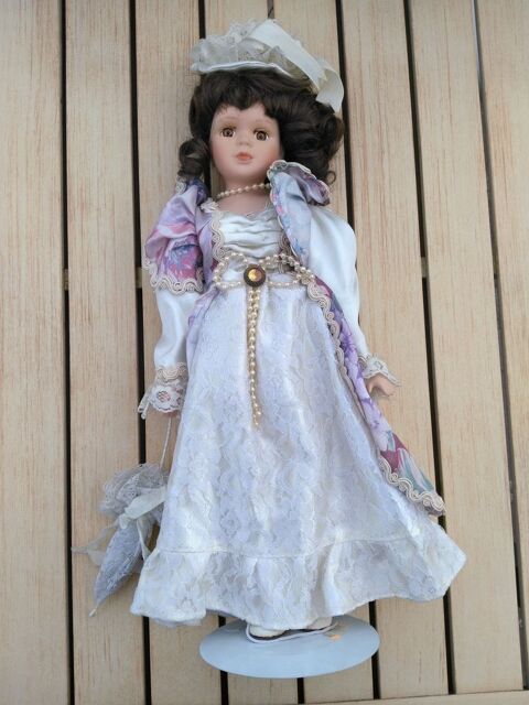 Poupée en porcelaine avec ombrelle
5 Breuillet (91)