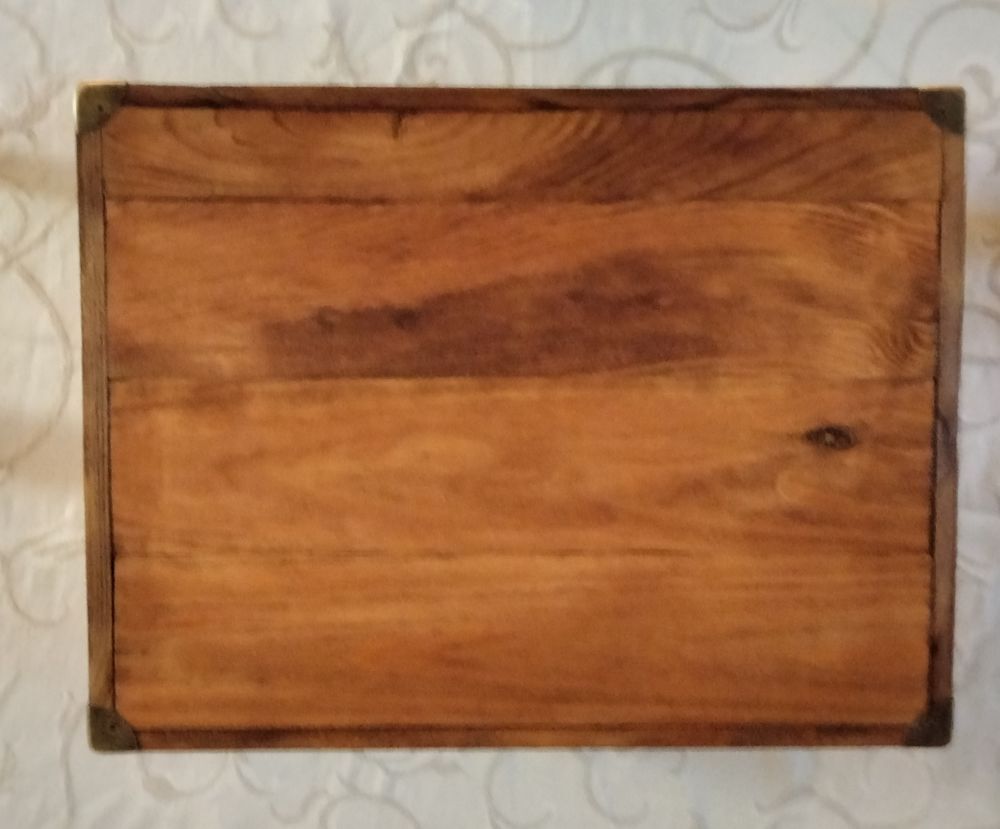 Valisette en bois. Décoration