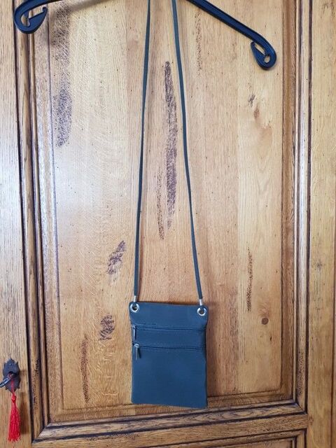 Pochette kaki se porte en bandouli�re neuve 15 cm sur 21 cm 5 Viriat (01)