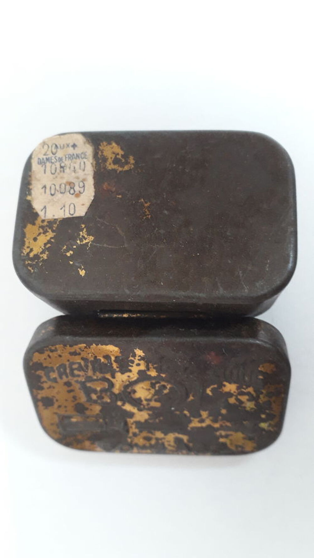 Boite ancienne &agrave; chevilles m&eacute;talliques
