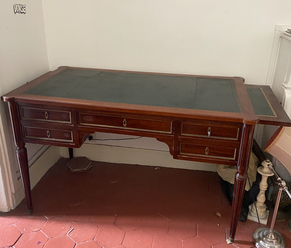 Grand bureau du 19eme plat style Louis XVI
Meubles