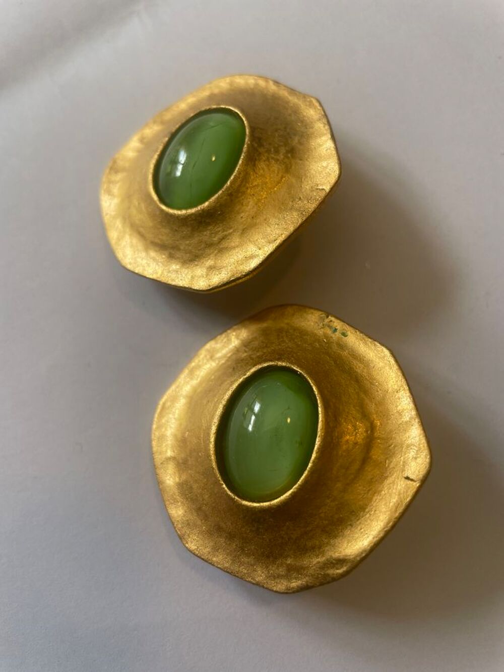 BO ronde dor&eacute;e cabochon vert d'eau E.UNGARO Bijoux et montres