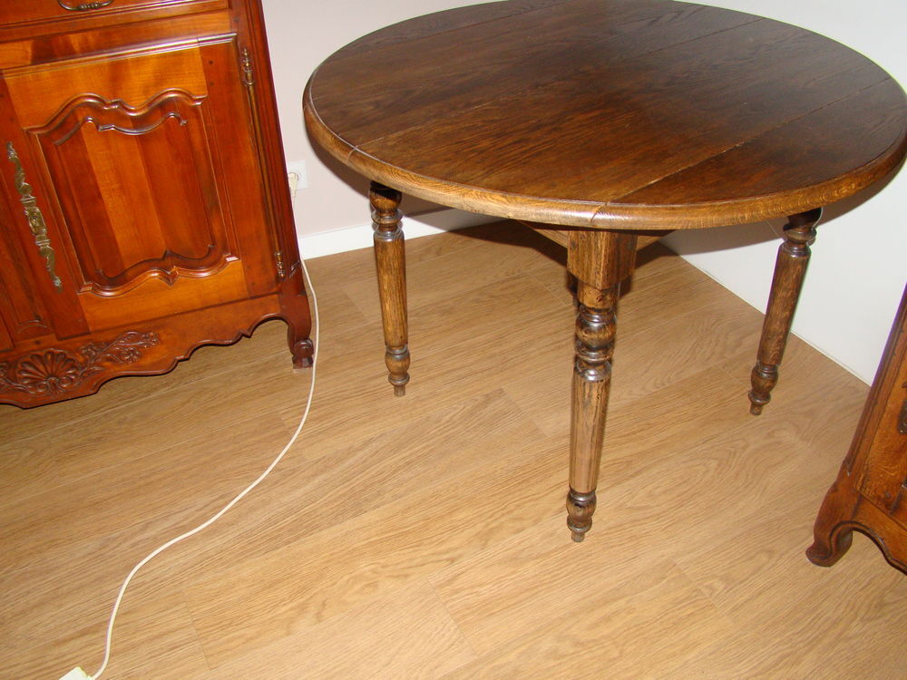 TABLE RONDE DE COULEUR CH&Ecirc;NE FONCE Meubles