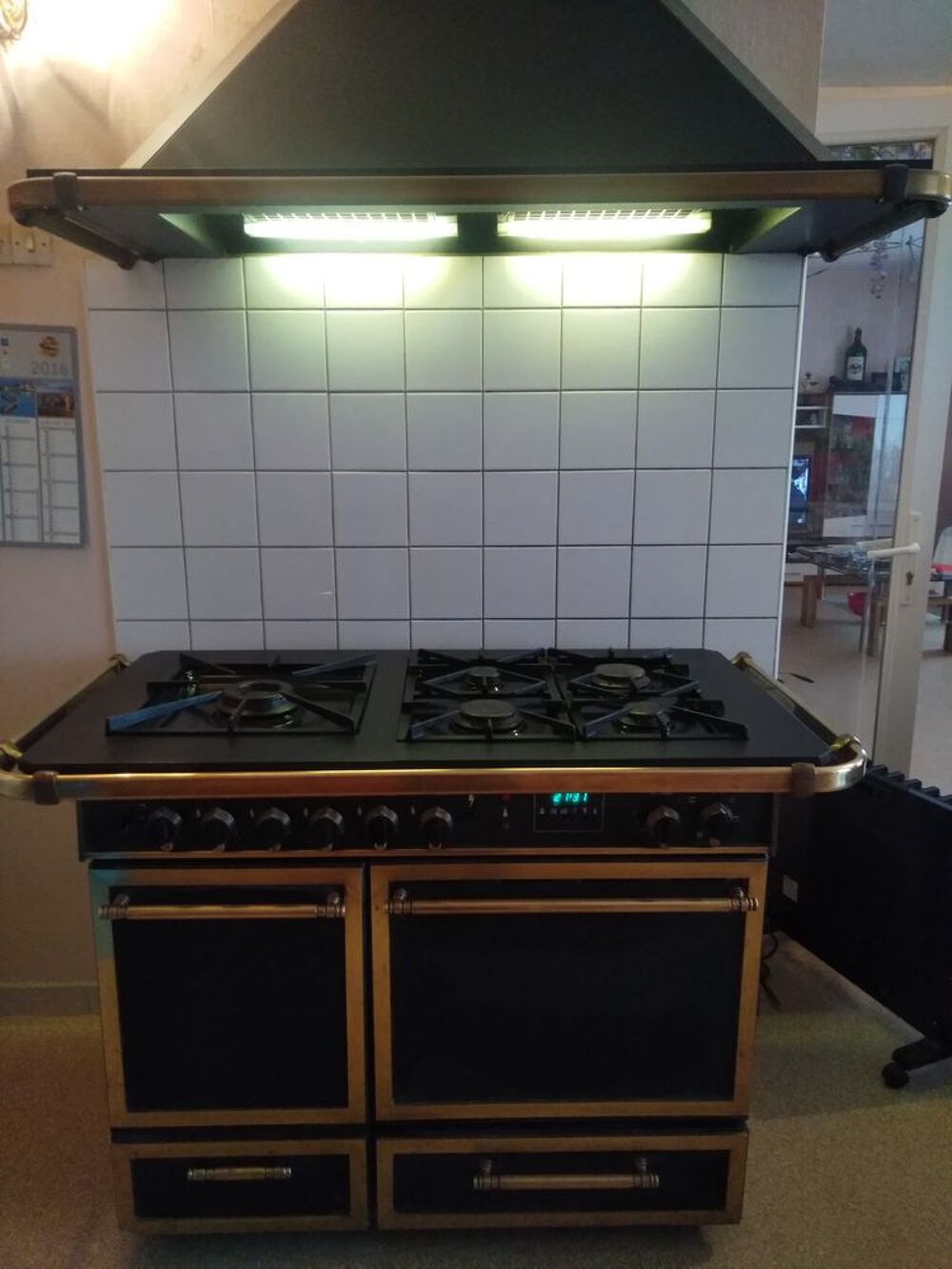 Cuisini&egrave;re Godin avec sa hotte Electroménager