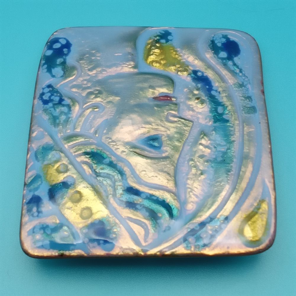 Broche/pendentif portrait femme &eacute;maill&eacute; iridescent Bijoux et montres
