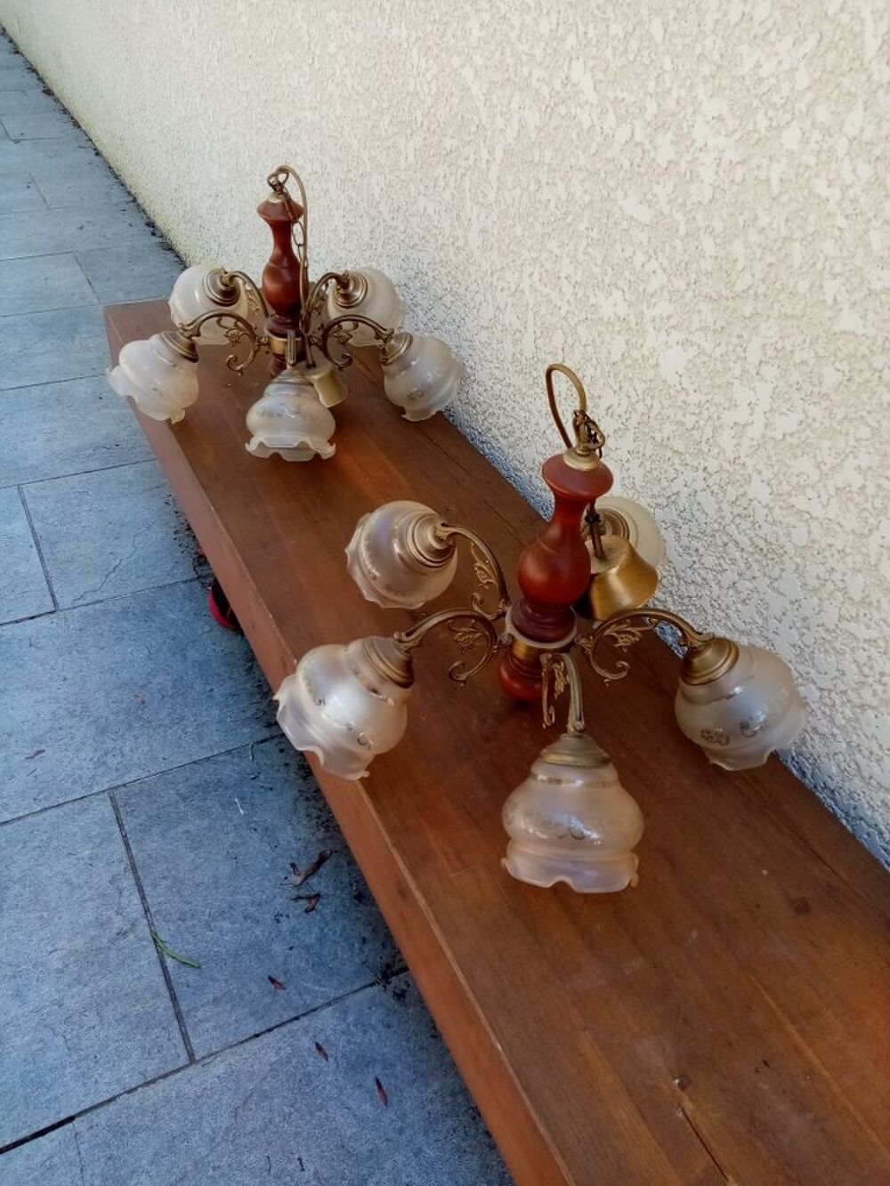 2 lustres anciens &agrave; 5 branches avec des globes en verre Décoration