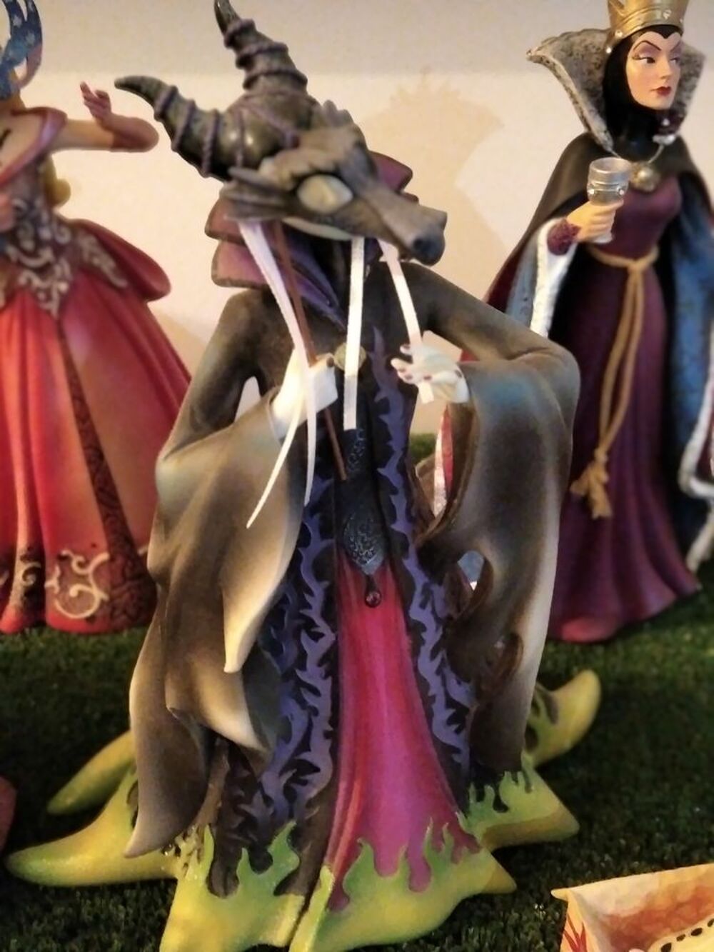 Magnifique figurine haute couture Disney mal&eacute;fique masquerad 