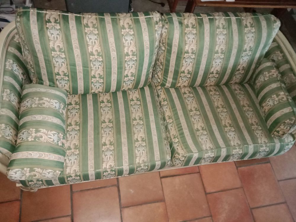 Canap&eacute; et deux fauteuils assortis Meubles